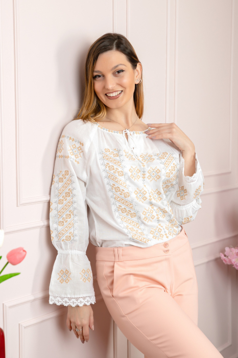 Ie traditionala alba cu motiv geometric auriu Miriam 01 [3]