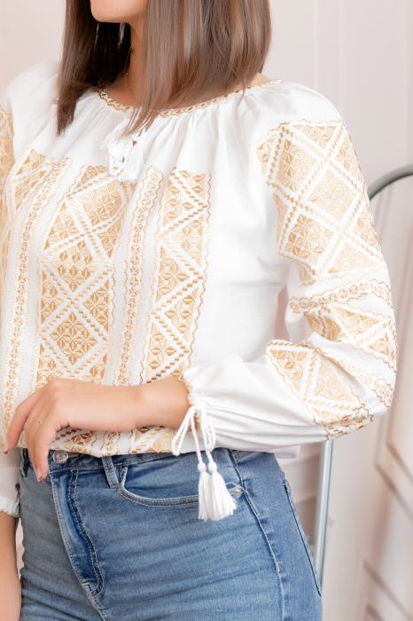 Ie traditionala alba cu motiv geometric auriu Roxana [2]