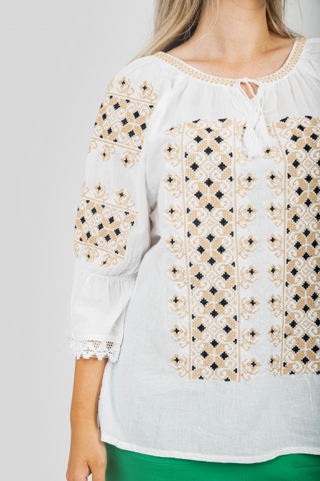 Ie traditionala alba cu motiv geometric crem Aniela 01 [2]