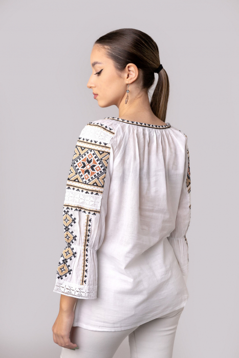 Ie traditionala alba cu motiv geometric crem Paraschiva 03 [3]