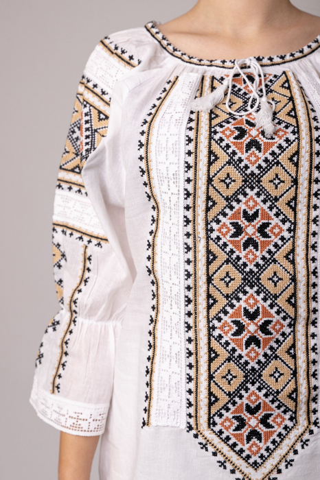 Ie traditionala alba cu motiv geometric crem Paraschiva 03 [2]