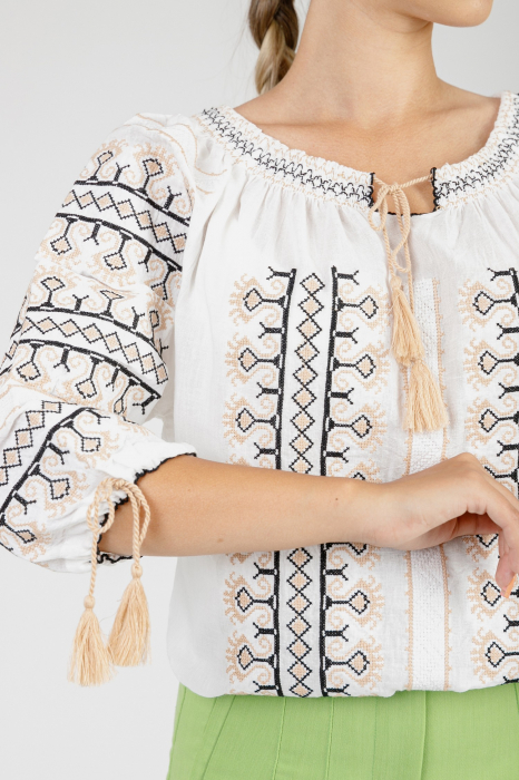 Ie traditionala alba cu motiv geometric crem Vera 03 [2]
