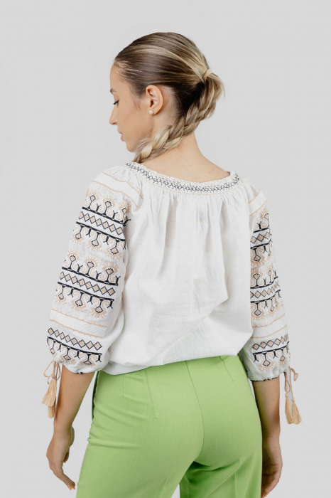 Ie traditionala alba cu motiv geometric crem Vera 03 [3]