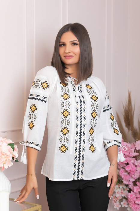 Ie traditionala alba cu motiv geometric galben Iarina