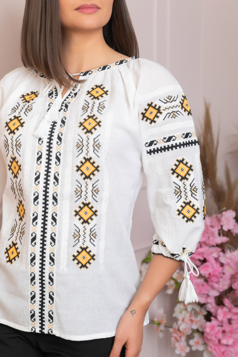 Ie traditionala alba cu motiv geometric galben Iarina [2]