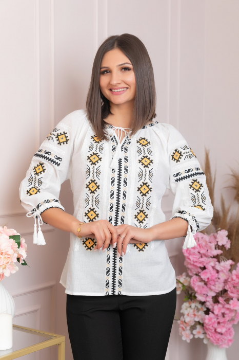 Ie traditionala alba cu motiv geometric galben Iarina [3]