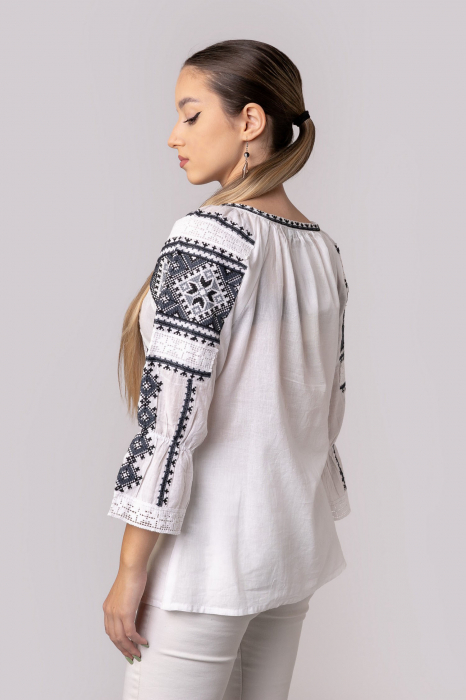 Ie traditionala alba cu motiv geometric gri Paraschiva 01 [3]