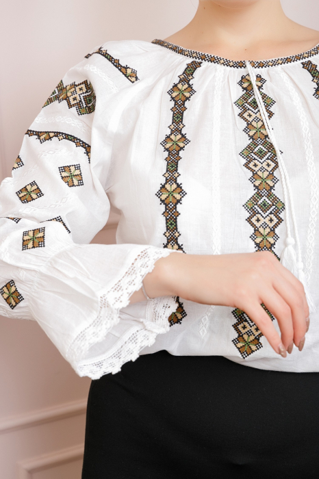 Ie traditionala alba cu motiv geometric maro Luana [2]