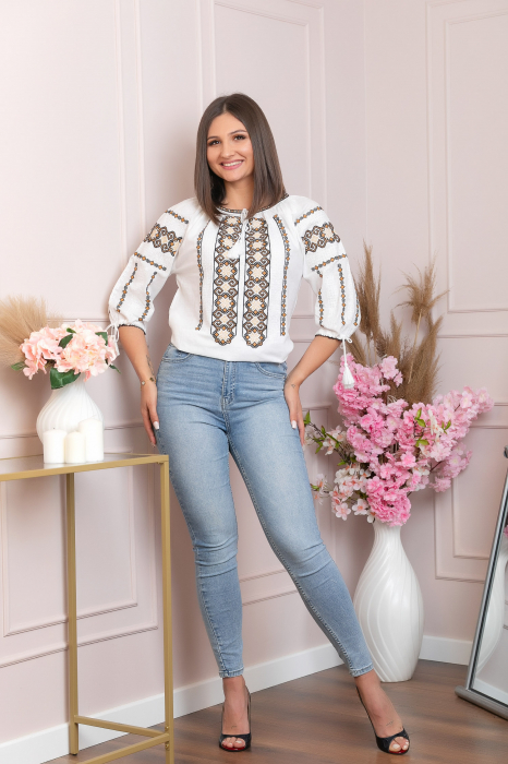 Ie traditionala alba cu motiv geometric maro Lucia [4]