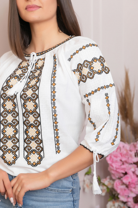 Ie traditionala alba cu motiv geometric maro Lucia [2]