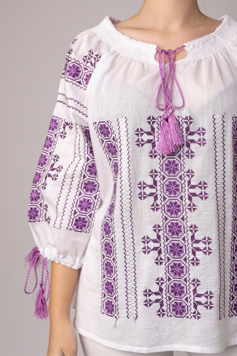 Ie traditionala alba cu motiv geometric mov Viorela 01 [2]