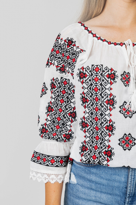 Ie traditionala alba cu motiv geometric multicolor Anne 01 [2]