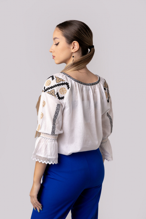 Ie traditionala alba cu motiv geometric multicolor Malvina 02 [3]