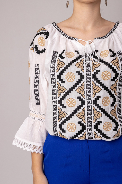 Ie traditionala alba cu motiv geometric multicolor Malvina 02 [2]