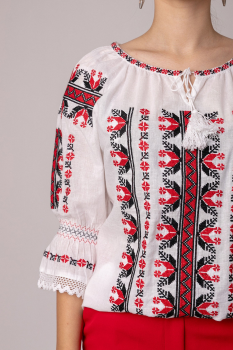 Ie traditionala alba cu motiv geometric multicolor Despina 01 [2]