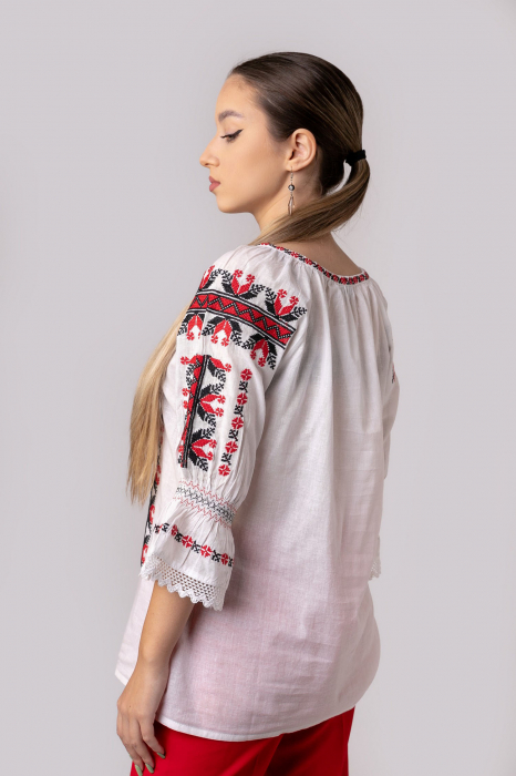 Ie traditionala alba cu motiv geometric multicolor Despina 01 [3]