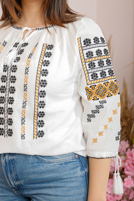Ie traditionala alba cu motiv geometric multicolor Sandra [2]