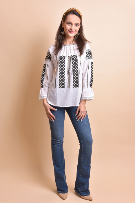 Ie traditionala alba cu motiv geometric negru Adelaida [4]