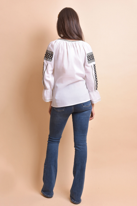 Ie traditionala alba cu motiv geometric negru Adelaida [9]