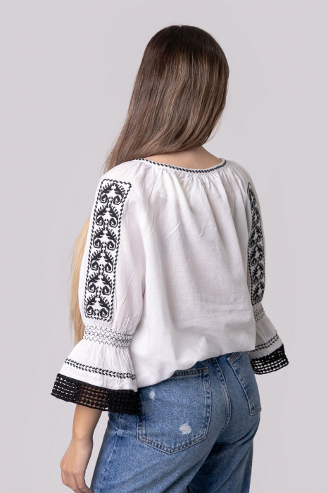 Ie traditionala alba cu motiv geometric negru Alexia [3]