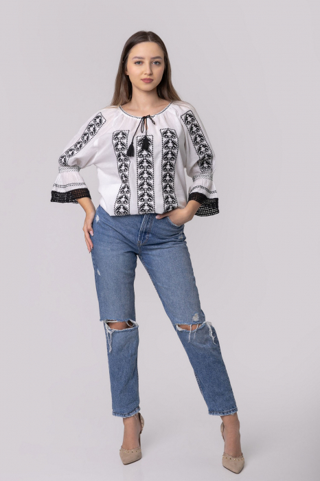 Ie traditionala alba cu motiv geometric negru Alexia [4]