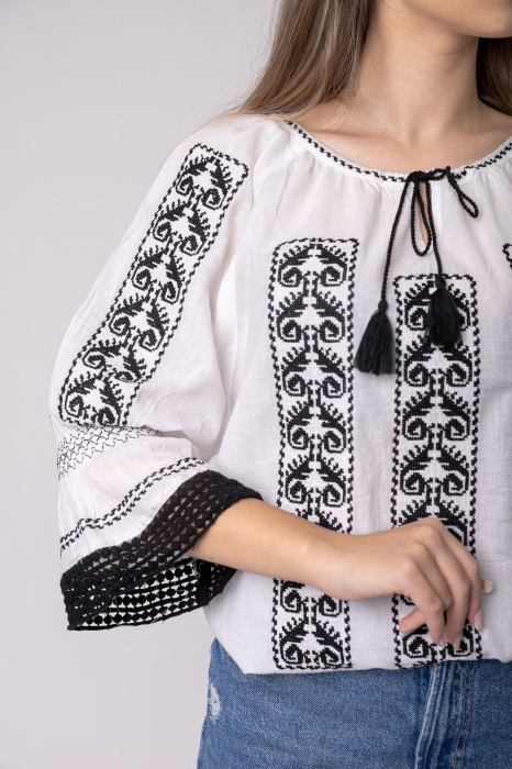 Ie traditionala alba cu motiv geometric negru Alexia [2]