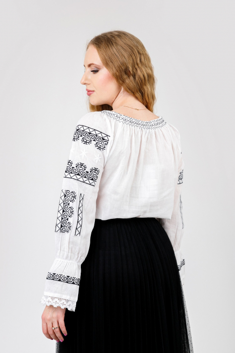 Ie traditionala alba cu motiv geometric negru Amalia [3]