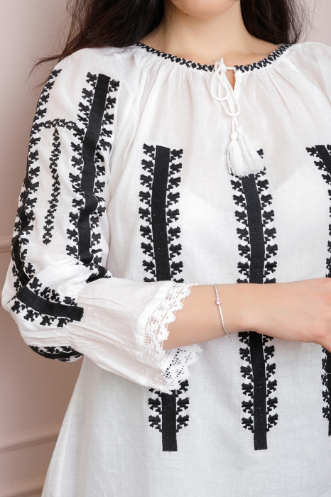 Ie traditionala alba cu motiv geometric negru Anastasia 02 - maneca lunga [2]