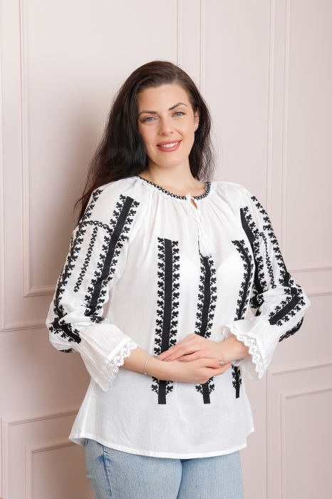 Ie traditionala alba cu motiv geometric negru Anastasia 02 - maneca lunga