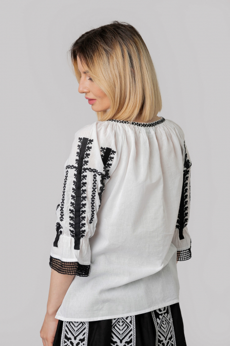 Ie traditionala alba cu motiv geometric negru Anastasia 01 - maneca scurta [3]