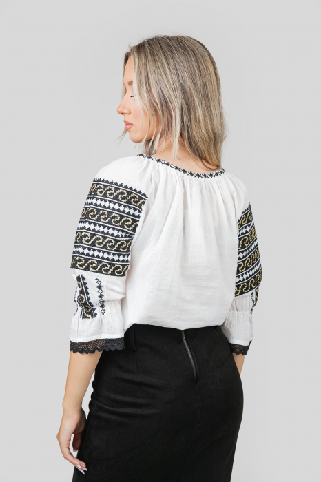 Ie traditionala alba cu motiv geometric negru Andrada 02 [3]