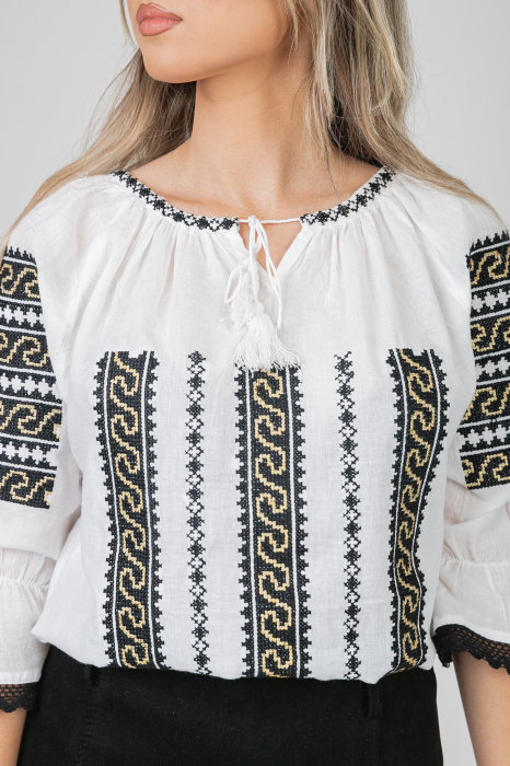 Ie traditionala alba cu motiv geometric negru Andrada 02 [2]
