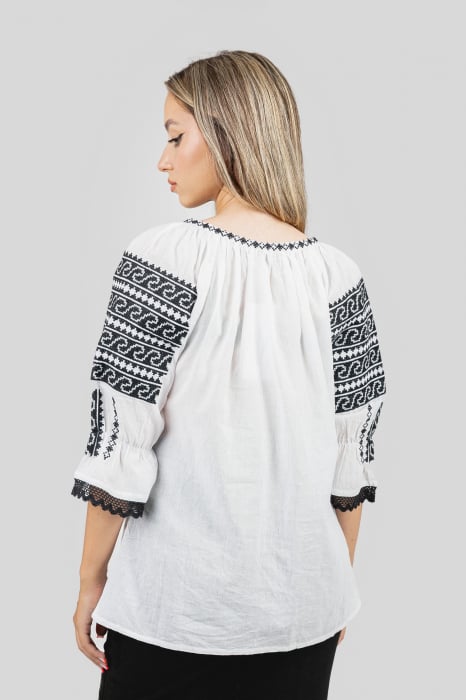 Ie traditionala alba cu motiv geometric negru Andrada 03 [3]