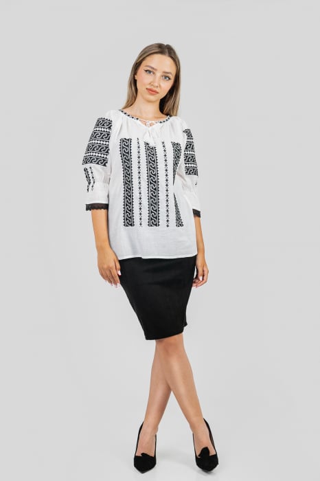 Ie traditionala alba cu motiv geometric negru Andrada 03 [4]