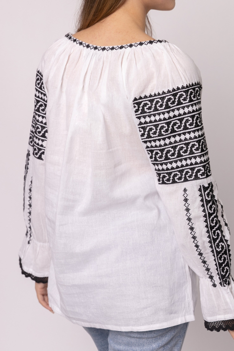 Ie traditionala alba cu motiv geometric negru Andrada 01 [3]