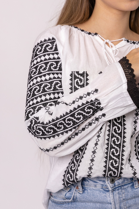 Ie traditionala alba cu motiv geometric negru Andrada 01 [2]