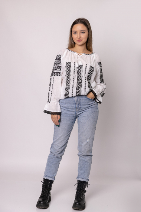 Ie traditionala alba cu motiv geometric negru Andrada 01 [4]