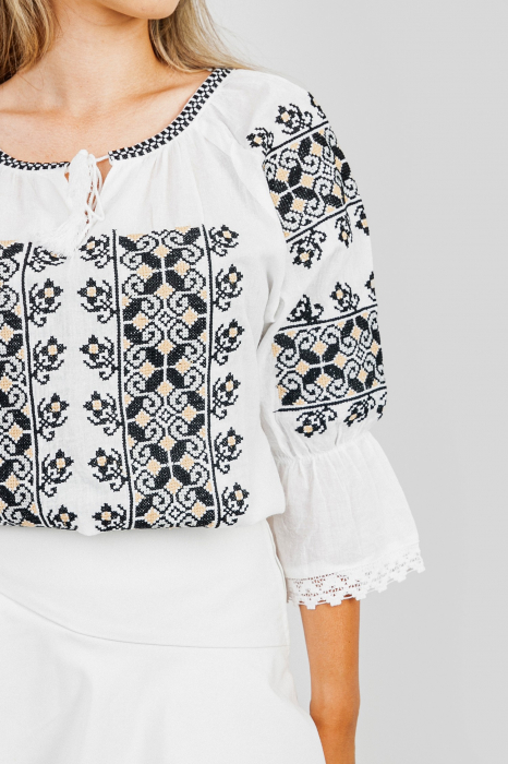 Ie traditionala alba cu motiv geometric negru Aniela 02 [2]