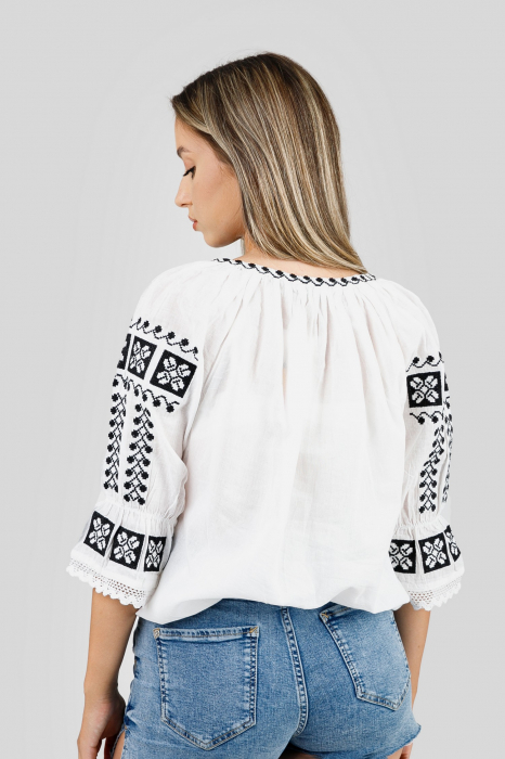 Ie traditionala alba cu motiv geometric negru Antoanela [3]