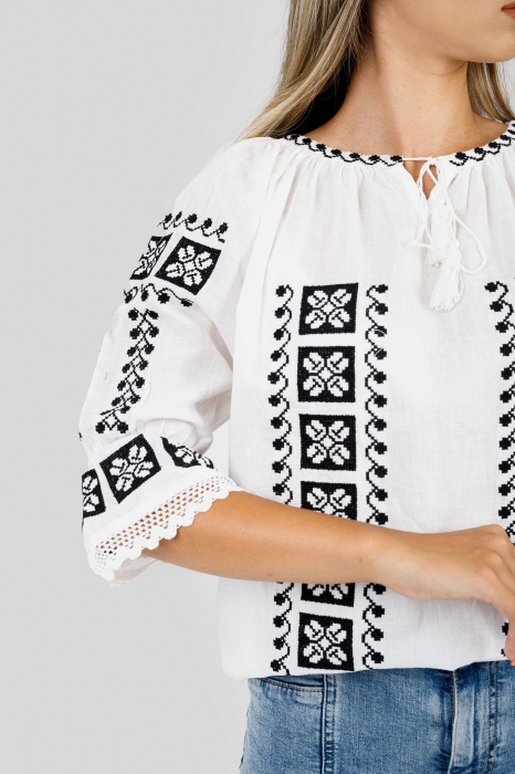 Ie traditionala alba cu motiv geometric negru Antoanela [2]