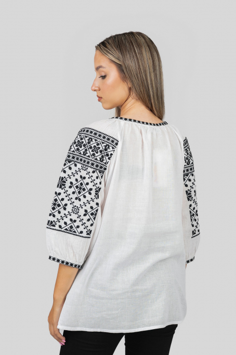 Ie traditionala alba cu motiv geometric negru Ariadna [3]