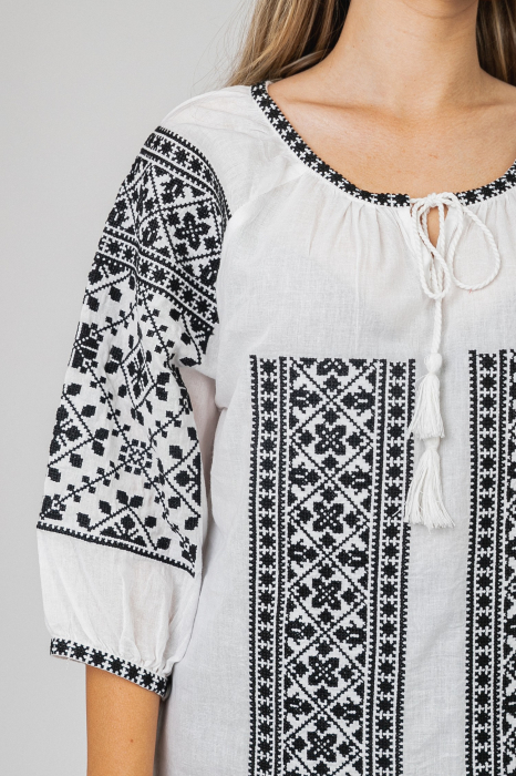 Ie traditionala alba cu motiv geometric negru Ariadna [2]