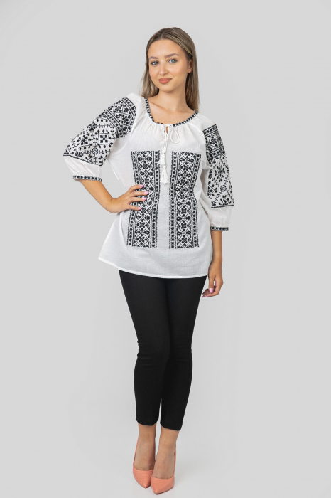 Ie traditionala alba cu motiv geometric negru Ariadna [4]