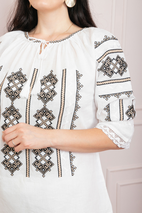 Ie traditionala alba cu motiv geometric negru Constantina [2]