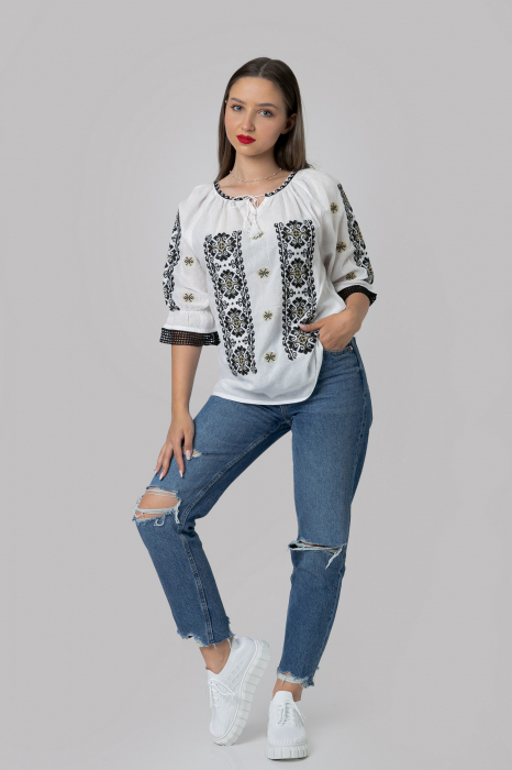 Ie traditionala alba cu motiv geometric negru Cornelia - maneca scurta [4]