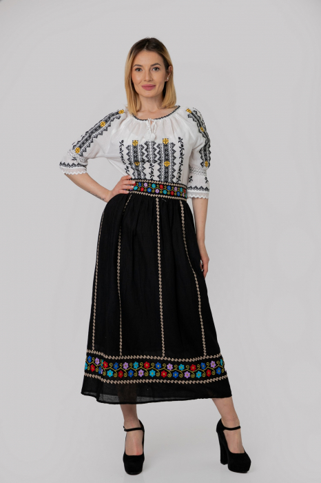 Ie traditionala alba cu motiv geometric negru Dominica 02 [4]