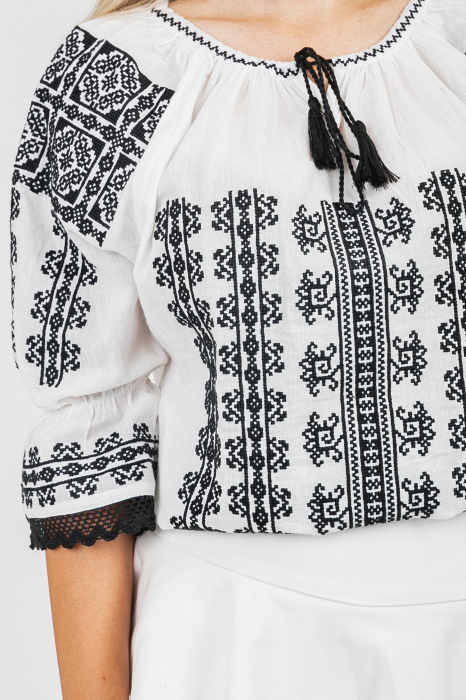 Ie traditionala alba cu motiv geometric negru Dumitra [2]