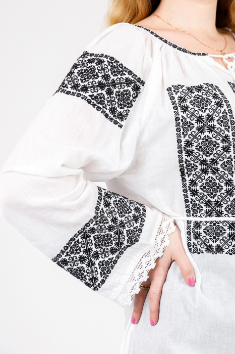 Ie traditionala alba cu motiv geometric negru Elisabeta [2]