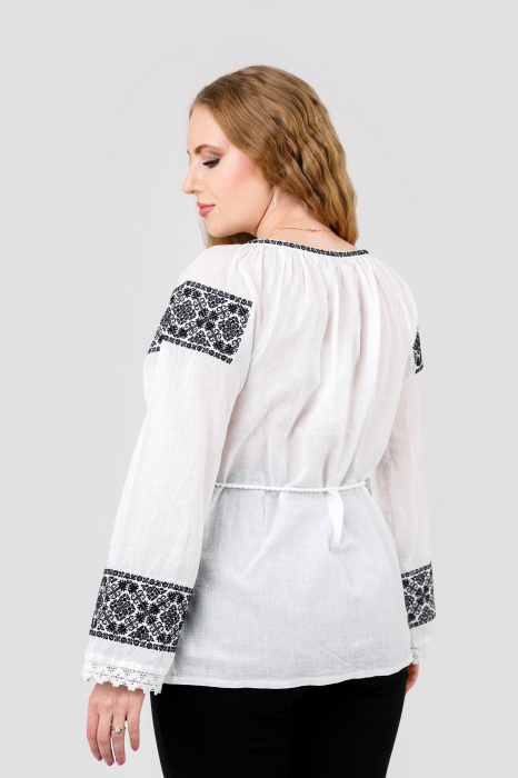 Ie traditionala alba cu motiv geometric negru Elisabeta [3]