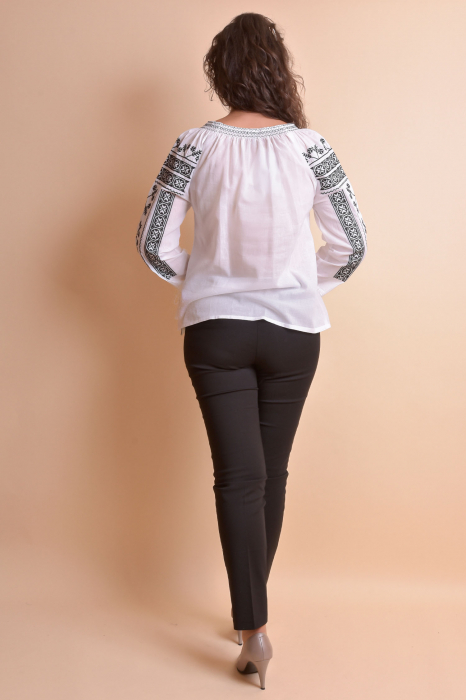 Ie traditionala alba cu motiv geometric negru Petra 03 - maneca lunga [10]
